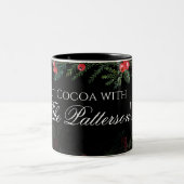 Christmas Garland with Holly Hot Cocoa Zweifarbige Tasse (Mittel)