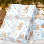 Christmas Gingerbread Man Boy Blauer Name Text Geschenkpapier<br><div class="desc">Weihnachtsverpackung mit einem niedlichen Lebkuchenmann,  Weihnachtsbaum,  Geschenke und Schneeflocken für Babys und kleine Jungen mit dem Namen und zwei anderen Texten,  leicht personalisieren. Der hellblaue Hintergrund. Kate Eden Art</div>
