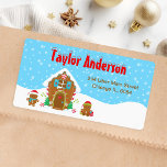 Christmas Gingerbrett House Blue and Red Adressaufkleber<br><div class="desc">Dieses niedliche und festliche Adressetikett besticht durch ein niedliches Lebkuchenhaus mit roten und grünen Süßigkeiten. Daneben sind bezaubernde Lebkuchenmänner mit Geschenken,  in Weihnachtsmannmützen und Schal gekleidet. Im Hintergrund ist ein hellblauer Winterhimmel mit eleganten fallenden Schneeflocken. Dies ist ideal für Weihnachten und den Winterurlaub.</div>
