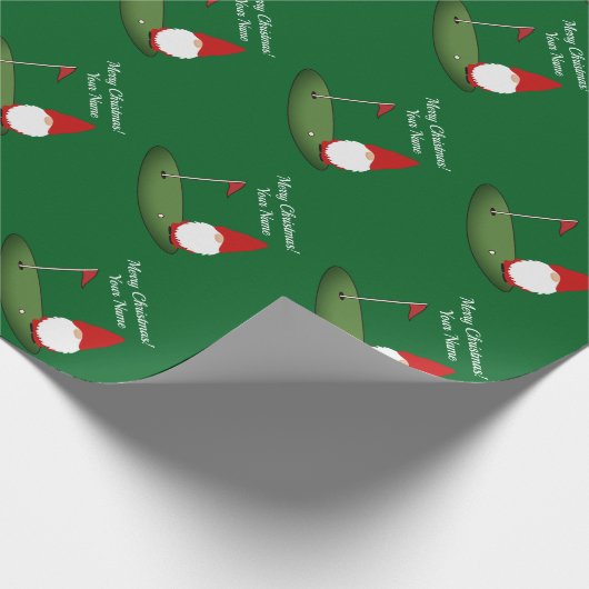Christmas gnome on golf course funny Holiday Geschenkpapier (Ecke)