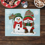 Christmas Gnome Snowman Niedlich Puzzle<br><div class="desc">Ein niedliches Weihnachtsbrunnen,  ganz in Rot,  Grün und Weiß,  das eine Tasse heiße Schokolade hält,  ist neben einem Schneemann stehend,  mit einem Happy Holdiays,  der neben ihnen einen roten Schal und einen dunkelgrünen Hut trägt.</div>