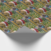 Christmas Golden Retriever Watching a Toy Train Geschenkpapier (Ecke)