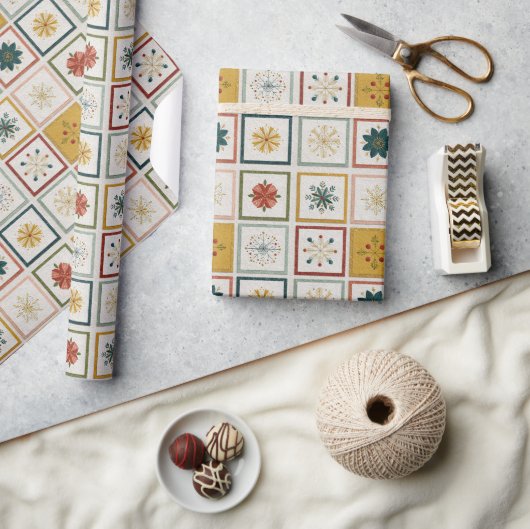 Christmas Grid of Flowers, Leaves & Snowflakes Geschenkpapier (Kunsthandwerk)