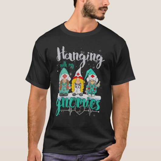 Christmas Hanging With My Gnomies Nurse Heart Stet T-Shirt (Vorderseite)