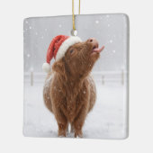Christmas Highland Cow Catching Snowflakes Keramikornament (Links)