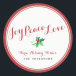 Christmas Holly Joy Peace Liebe Script Custom Runder Aufkleber<br><div class="desc">Feiern Sie die Saison mit diesem schönen Holiday-Rücksendelabel, das die Wörter JOY PEACE LIEBE in einem eleganten Rot-Script-Schriftart und einen Hauch von festlichen, wasserfarbenen heiligen unten zeigt. Personalisieren Sie, indem Sie Ihren eigenen Gruß und Namen hinzufügen. Schön und klassisch aber einfach und trendig, ein Aufkleber, der perfekt für Pakete, Umschläge,...</div>