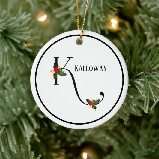 Christmas Holly Monogram Letter K Personalisiert Keramik Ornament (Baum)