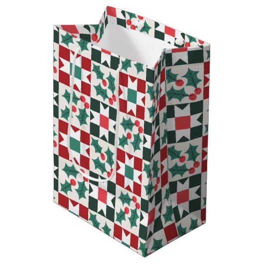 Christmas Holly Verlasst Geo Quilt Mittlere Geschenktüte (Vorderseite Schrägansicht)