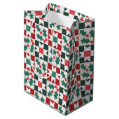 Christmas Holly Verlasst Geo Quilt Mittlere Geschenktüte (Rückseite Schrägansicht)