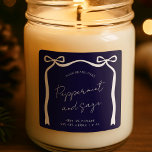 Christmas Jar Label Whimsical Ribbon Bow Navy Blue Quadratischer Aufkleber<br><div class="desc">Mit diesem Whimsical Bows Christmas Product Label Design erstellen Sie stilvolle festliche Produktaufkleber. Mit handgezeichneter Bänder & Bogen-Abbildung,  minimales Layout,  handgeschriebene Schriftart in saisonalen Marineblau- und Weißfarben. Diese Urlaubsprodukteetiketten können für Kerzen,  Diffusoren,  Seifen und vieles mehr verwendet werden! Steigern Sie Ihr Weihnachtsverpackungsdesign mit diesen modernen,  quadratischen Produktetiketten.</div>