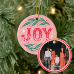 Christmas Joy Custom Foto Keramik Ornament<br><div class="desc">Fügen Sie Ihr Lieblings-Foto Ihrer Lieben auf der Seite mit Beispiel Familie Foto dieser Weihnachtsschmuck. Bearbeiten Sie den Text auch, um das Datum auf das aktuelle Jahr zu ändern. Kunstwerke auf der anderen Seite des Ornaments wurde mit viel Liebe von mir gezeichnet in Procreate Picture of family in diesem mock...</div>