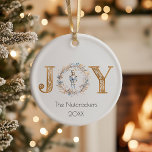 Christmas Joy Nutcracker Watercolor Foto Keramik Ornament<br><div class="desc">Machen Sie Ihre Weihnachtszeit unvergesslich mit diesem eleganten Nutcracker-Thema Foto-Ornament. Das Wort JOY wird in Imitat Gold vorgestellt. Der Single-Foto-Slot auf der Rückseite des Ornaments ermöglicht es Ihnen, die süßen Momente Ihrer Familie zu zeigen. Es ist Zeit für ein Zuckerpflaumenfest! Sie können dieses Design personalisieren, indem Sie auf "Diese Vorlage...</div>