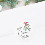 Christmas Mistletoe Runder Aufkleber<br><div class="desc">Dieser festliche Aufkleber ist mit einem grünen Aquarellmistleton,  einem roten Band und einer stilvollen Schriftzeichen-Typografie dekoriert. Einfach anpassbar. Original Wasserfarbe © Michele Davies.</div>