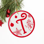 Christmas Monogram Letter T Red White Keramik Ornament<br><div class="desc">Weihnachten themed,  monogramm Buchstaben T,  in rot auf einem weißen Hintergrund. Rot und Weiß können durch Anklicken des Links 'Weitere Anpassung' geändert werden. Niedlicher Buchstabe T mit Schneeflocke,  Schneemann und zwei Baubles.</div>