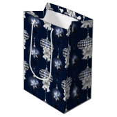 Christmas Navy Bow Velvet Pattern Mittlere Geschenktüte (Vorderseite Schrägansicht)