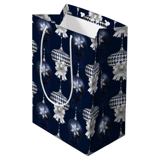 Christmas Navy Bow Velvet Pattern Mittlere Geschenktüte (Rückseite Schrägansicht)
