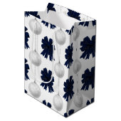 Christmas Navy Bow Velvet Pattern Mittlere Geschenktüte (Vorderseite Schrägansicht)