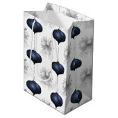 Christmas Navy Bow Velvet Pattern Mittlere Geschenktüte (Vorderseite Schrägansicht)