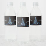 Christmas Party Blue Tree Shiny Black Elegante Wasserflaschenetikett<br><div class="desc">Weihnachts Party Blue Tree Shiny Black Elegant Wasser Flasche Label. Einzigartiges,  schönes,  stilvolles Design. Leicht personalisiert zu sein. Schriftart Stil,  Größe und Farben können geändert werden. Matching-Elemente sind verfügbar.</div>