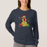 Christmas Pickleball Snowman T-Shirt<br><div class="desc">Pickleball Snowman Long Sleeve Shirt Ein Schneemann aus Pickleballs,  mit rotem Schal und Weihnachtsmannmütze. Ein Pickleball-Paddel in einem Stock und ein Ornament,  das vom anderen hängt. Geschenke und Pickleballs auf der Garage,  um dieses Design zu ergänzen.</div>