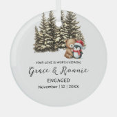 Christmas Pine Tree Bear Penguin Couple Verlobung Ornament Aus Glas (Vorderseite)