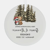 Christmas Pine Tree Bear Penguin Couple Verlobung Ornament Aus Glas (Rückseite)