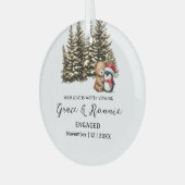 Christmas Pine Tree Bear Penguin Couple Verlobung Ornament Aus Glas (Vorderseite links)