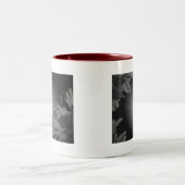 Christmas Poinsettia Black and Grey II Zweifarbige Tasse (Mittel)
