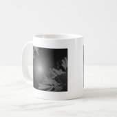 Christmas Poinsettia Schwarz und Grau Kaffeetasse (Vorderseite Links)