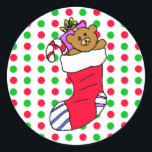 Christmas Red and Green Polka Dots Strumpf Runder Aufkleber<br><div class="desc">Niedlicher eddy Bär im Strumpf Weihnachten Rot und Grün Polka Dots Holiday Aufkleber für Geschenke,  Bonbons oder Siegel Weihnachtskarten.</div>