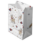 Christmas Reindeer Hats Pattern Mittlere Geschenktüte (Vorderseite Schrägansicht)