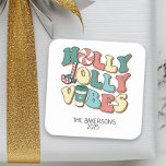 Christmas Retro Holly Jolly Vibes Quadratischer Aufkleber<br><div class="desc">Dieses Design kann durch Auswahl der Option Design bearbeiten personalisiert werden. Sie können auch auf andere Gegenstände übertragen. Kontaktieren Sie mich unter colorflowcreations@gmail.com oder nutzen Sie die Chat-Option oben auf der Seite, wenn Sie dieses Design auf einem anderen Produkt haben möchten oder Hilfe benötigen. Sehen Sie mehr von meinen Designs...</div>