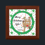 Christmas Rudolph sagt Keepake Box Erinnerungskiste<br><div class="desc">Süßer Container, um Ihre Schätze zu halten. Rudolph sagt. Personalisieren Sie diese, indem Sie die Nachricht löschen und Ihre eigene hinzufügen. Verwenden Sie Ihren bevorzugten Schriftart Stil, Farbe und Größe. Designelemente können auf andere Zazzle-Produkte übertragen werden. Passen Sie beim Umsetzen von Designs immer den Karo an und passen ihn perfekt...</div>