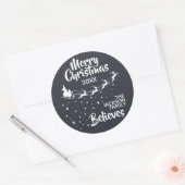 Christmas Santa’s sleigh reindeers holiday Runder Aufkleber (Umschlag)