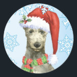 Christmas Scottish Deerhound Runder Aufkleber<br><div class="desc">Feiern Sie die Urlaubssaison mit einem niedlichen Scottish Deerhound Welpe,  die eine Weihnachtsmannmütze inmitten eines Haufen Schneeflocken trägt. Eine tolle Geschenkidee für die Familie und Freunde von Deerhound.</div>
