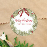 Christmas Simple Red Holries Berries Pine Wreath Runder Aufkleber<br><div class="desc">Dieses Design umfasst Weihnachtsfeiertage rote Heiligbeeren,  botanische Kiefernbäume,  Botanische Kiefernbäume mit Winterkiefernzweigen,  einfache minimalistische Familienname,  moderne,  elegante Winterwälder,  Weihnachtsgeschenk Gunst-Label,  Weihnachts-Leckerei-Aufkleber,  moderne Pinselschrift Kiefer,  rustikale Landtypografie,  Weihnachtsfeierrot und Grün</div>