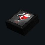 Christmas Skaten Santa Erinnerungskiste<br><div class="desc">Geben Sie Ihrer Braut dieses wunderschöne Geschenk mit der Überraschung eines Verlobung Ring,  in den eingewickelt. Ein rot,  schwarz und weiß Skaten Santa Claus auf schwarzem Hintergrund "mit all meiner Liebe" "Öffnen Sie nicht bis" "25. Dezember".</div>