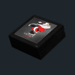 Christmas Skaten Santa Erinnerungskiste<br><div class="desc">Geben Sie Ihrer Braut dieses wunderschöne Geschenk mit der Überraschung eines Verlobung Ring,  in den eingewickelt. Ein rot,  schwarz und weiß Skaten Santa Claus auf schwarzem Hintergrund "mit all meiner Liebe" "Öffnen Sie nicht bis" "25. Dezember".</div>