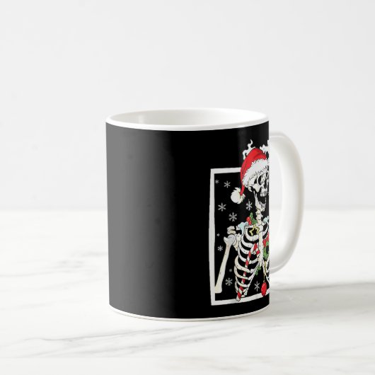 Christmas Skeleton With Smiling Skull Drinking Cof Kaffeetasse (VorderseiteRechts)