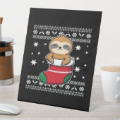 Christmas Sloth Classic T - Shirt Sockelschild (In Situ)