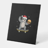 CHRISTMAS SLOTH Funny Christmas Skateboard Sloth ( Sockelschild (Vorderseite)