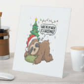 Christmas Sloth Wake Me Up Holiday Nap Sockelschild (In Situ)