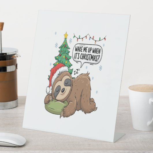 Christmas Sloth Wake Me Up Holiday Nap Sockelschild (In Situ)