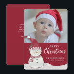 Christmas Snowman Custom Foto Name Feiertagskarte<br><div class="desc">Weihnachtsschneemann mit Weihnachtsmannmütze und rot-weiß gestreiftem Schal,  im Schnee sitzen. Fügen Sie für eine personalisierte Einmalkarte Ihren eigenen Foto und Familiennamen hinzu.</div>
