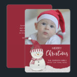 Christmas Snowman Custom Foto Name Feiertagskarte<br><div class="desc">Weihnachtsschneemann mit Weihnachtsmannmütze und rot-weiß gestreiftem Schal,  im Schnee sitzen. Fügen Sie für eine personalisierte Einmalkarte Ihren eigenen Foto und Familiennamen hinzu.</div>