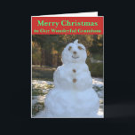 Christmas Snowman Grandson Card Feiertagskarte<br><div class="desc">Frohe Weihnachten zu Unser wunderbarer Grandson ist auf der Vorderseite der Weihnachtsgrüße-Karte in grünem Text auf rotem Hintergrund geschrieben. Der heitere Snowman, der sich im Wald mit Steinen für Augen, Nase und Knöpfen, Ästen für Lächeln und Arme und einer Muschel und einem grünen Buschhut aufhält. Die Karte kann vorne und...</div>