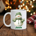 Christmas Snowman Green Hat und Gloves Kaffeetasse<br><div class="desc">Erleben Sie den Urlaubssinn mit einem Weihnachtsschneemann, einem grünen Hut und einem Individuelle Name Coffee Tasse! Diese bezaubernde Weihnachtskaffee-Tasse besticht durch einen klassischen, fröhlichen Schneemann, der mit einem gemütlichen grünen Strickhut, passenden Milben und einem karierten Schal geschmückt ist. Einfach mit jedem Namen anpassen, um es zu einem bezaubernden Urlaubsparnis, Wintergeschenk...</div>