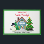 Christmas Snowman Open House Willkommen Fußmatte<br><div class="desc">Willkommen in Ihrem Weihnachtsferienhaus mit dieser personalisierten Tür. Dieses Türmchen zeigt eines meiner originalen Collage Art Designs eines grafisch gestalteten Hauses,  Schneemann und Weihnachtsbaumes. Personalisieren Sie diese Tür mit Ihrem eigenen Text.</div>