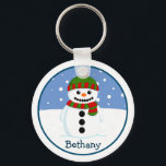 Christmas Snowman Personalisiert Schlüsselanhänger<br><div class="desc">Adorable weiße Weihnachtsschneemann an einem Wintertag. Er trägt einen grünen und roten Wollhut und Schal. Seine Augen sind aus glänzenden schwarzen Kohlen gemacht und so ist sein großes glückliches Lächeln. Er hat eine orangefarbene Möhre für eine Nase und schwarze Kohleknöpfe vorne. Um ihn herum fallen flauschige weiße Schneeflocken. Unter dem...</div>