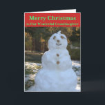 Christmas Snowman Seashell Grandtochter Card Feiertagskarte<br><div class="desc">Frohe Weihnachten zu Unsere wunderbare Enkelin ist auf der Vorderseite der Weihnachtsgrüße-Karte in grünem Text auf rotem Hintergrund geschrieben. Der heitere Snowman, der sich im Wald mit Steinen für Augen, Nase und Knöpfen, Ästen für Lächeln und Arme und einer Muschel und einem grünen Buschhut aufhält. Die Karte kann vorne und...</div>